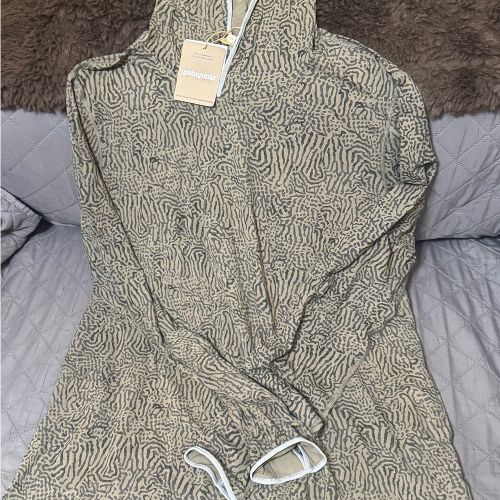 Patagonia Tan and Dark Green Patterned Pullover Hoodie. No tags